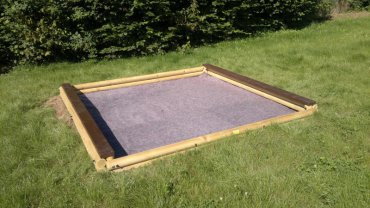 Pískoviště z plných kůlů a s 2-ma sedáky, rozměry 3 m x 3 m výška 0,25 m