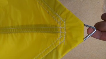 Posuvné zastínění pískoviště s nylonovou plachtou barva žlutá nebo červená, zastínění 100%