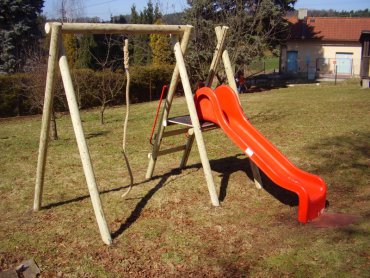 Konstrukce s houpacím lanem a skluzavkou výška skluzavky 1,2 m délka 270 cm